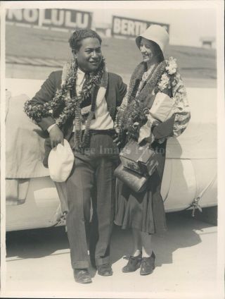 1931 Photo Hawaiian Man And Woman Wearing Leis Honolulu Vintage