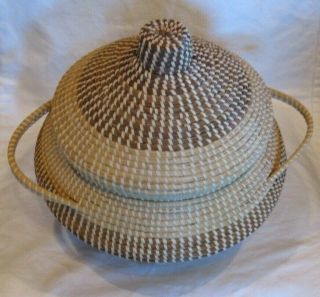 Charleston Sc Round Lidded And Handled Gullah Sweetgrass Basket Signed & Dated.