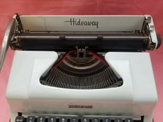 Vintage HIDEAWAY Underwood Portable Typewriter 2