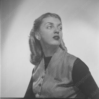1944 Casual Portrait Of Pretty Woman Vtg 2 1/4 " Square Negative Ub1