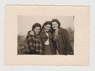 Three Pretty Lady Woman Closeness Affection Portrait Vintage Orig Photo /54955