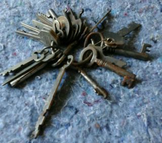 20 Vintage Skeleton Keys And Miscellaneous Old Trunk Keyring Rusty