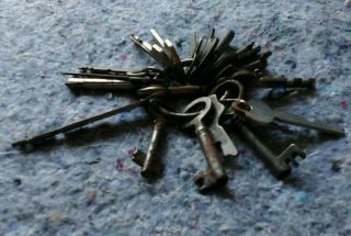 20 Vintage Skeleton Keys And Miscellaneous Old Trunk Keyring Rusty 2