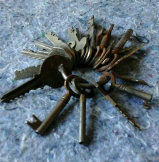 20 Vintage Skeleton Keys And Miscellaneous Old Trunk Keyring Rusty 3