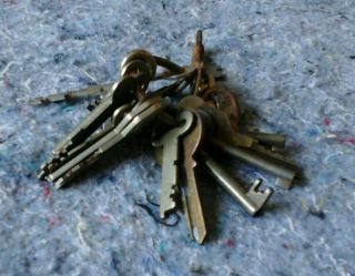 20 Vintage Skeleton Keys And Miscellaneous Old Trunk Keyring Rusty 5