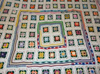 Gorgeous Vintage Queen Size Hand Crocheted Bedspread Floral Granny Squares