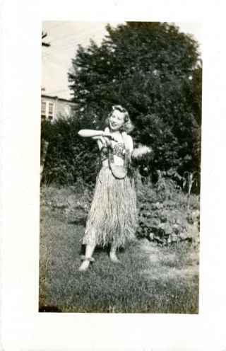 Vintage B/w Photo Of An Attractive Woman Doing The Hula Dance