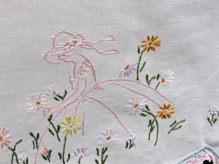 Vintage Dresser Scarf Runner Embroidered Southern Belle Picking Daisies Lace Edg 2