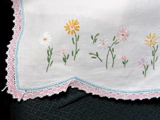 Vintage Dresser Scarf Runner Embroidered Southern Belle Picking Daisies Lace Edg 3