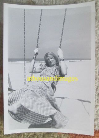Photo Pretty Woman Swinging On Swingset At Beach In Long Dress Sand Art Aa176