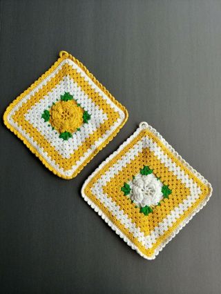 2 Vintage Hand Crocheted Yellow White Green Flower Hot Pad Trivet Pot Holder 3d