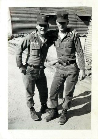 Snapshot B/w Photo 1960 Korea U S Army Soldiers Buddies Friends Pals