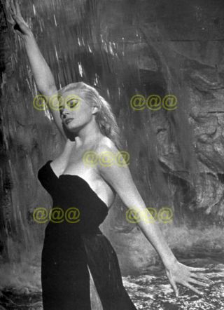 Photo - Anita Ekberg In A Scene At The Trevi Fountain,  " La Dolce Vita " 1960