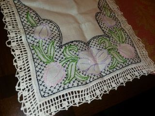 Vintage Table Runner Dresser Scarf Linen Tulips Embroidered w/ Crochet Lace Trim 2