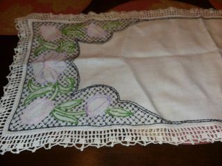 Vintage Table Runner Dresser Scarf Linen Tulips Embroidered w/ Crochet Lace Trim 3