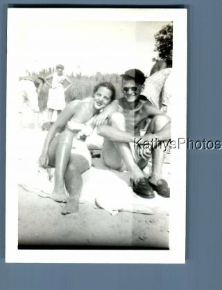 Found B&w Photo F,  3356 Pretty Woman In Bikini Sitting On Beach With Man In Hat