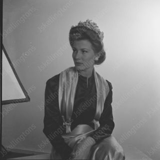 1942 Casual Portrait Of Pretty Woman Vtg 2 1/4 " Square Negative Ua1
