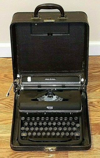 Vintage Royal Quiet De Luxe Portable Typewriter With Case