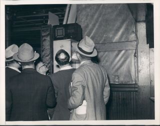 1939 Photo Race Track Betting Men Gambling Machine Suit Placing Gamble