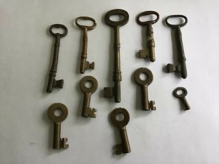 10 Vintage Brass Keys