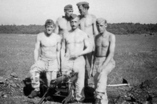 Ww2 Vintage Photo Near Nude German Soldiers With Heavy Machine Gay Interest 0187