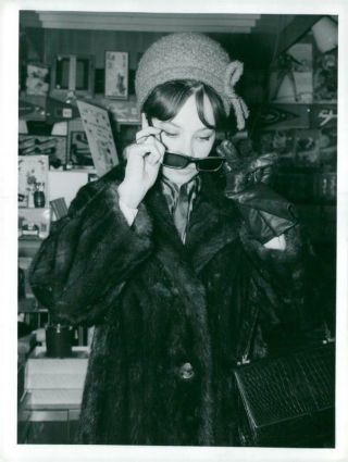 Leslie Caron On His Way To York - Vintage Photo