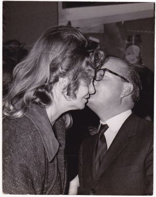 Truman Capote Writer & Geraldine Page Actress Kiss Rare Vintage 1966 Press Photo