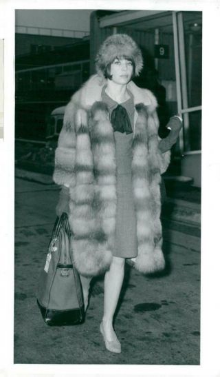 Leslie Caron On His Way To Paris - Vintage Photo