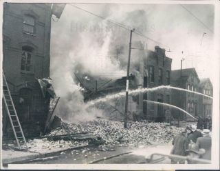 1936 Press Photo Chicago Il Firemen Fight Fire Following Explosion - Ner26025