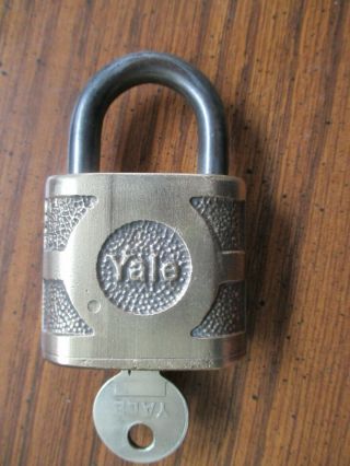 Vintage Large Heavy Brass Yale Y&t Padlock Lock With 1 Yale Key Great