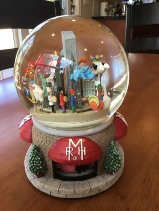 2000 Macy ' s Thanksgiving Day Parade Musical Water Snow Globe With Twin Towers 2