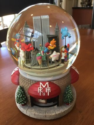 2000 Macy ' s Thanksgiving Day Parade Musical Water Snow Globe With Twin Towers 3