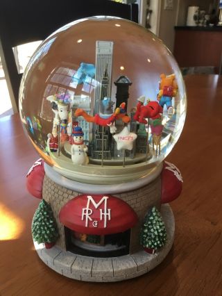 2000 Macy ' s Thanksgiving Day Parade Musical Water Snow Globe With Twin Towers 4