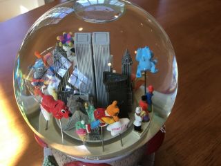 2000 Macy ' s Thanksgiving Day Parade Musical Water Snow Globe With Twin Towers 5