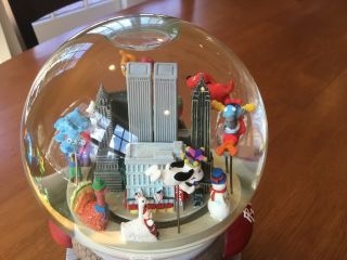 2000 Macy ' s Thanksgiving Day Parade Musical Water Snow Globe With Twin Towers 6