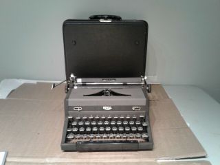 Vintage Royal Quiet De Luxe A - 1778497 Portable Typewriter Touch Control Case