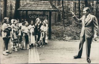 Press Photo Girl Scouts Wave At Pres Richard Nixon Camp David Entrance