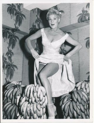 Betty Hutton 1954 Leg Art Press Photo Skirt Pulled Up Bananas Vv