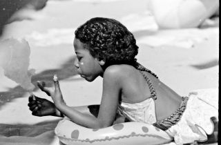 Vtg 1950s 35mm Negative Beach Scene African American Girl Cotton Candy 299 - 26