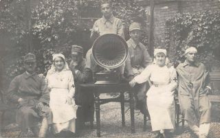2 Nurses & 5 Soldiers Seated Next To A Large Phonograph,  Real Photo Pc C 1910 - 20