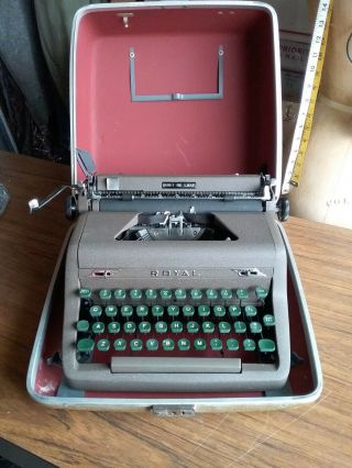 Vintage 1953 Royal Quiet De Luxe Portable Typewriter With Case
