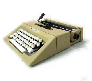 Vintage Olivetti Lettera 25 Beige W/ White Keys Portable Typewriter Good Workin 2