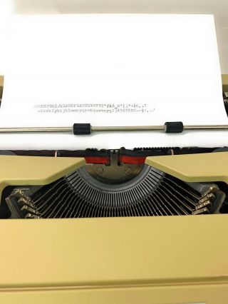 Vintage Olivetti Lettera 25 Beige W/ White Keys Portable Typewriter Good Workin 7