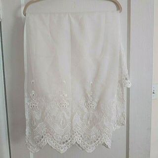 Vintage Curtains 4 Panels Semi Sheer Off White Embroidered Flowers 35x33.  5