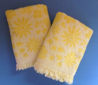 Set Of 2 Vintage Retro Fashion Manor Yellow Daisy Rose Scultped Bath Towels