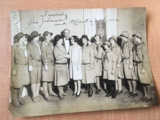 1930 Photo Girl Scouts Rko Theatre Newark Signed By Martin & Osa Johnson