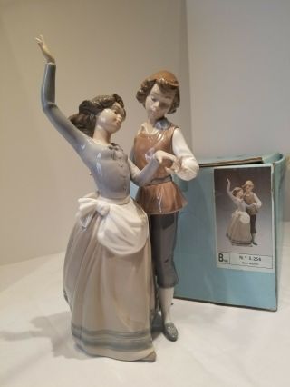 - - Rare Lladro Retired Figurine 5256 " Folk Dancing " (" Baile Aldeano ") - -
