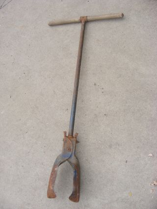 Vintage Post Hole Digger Auger Rustic Barn Fencing Tool T - Handle