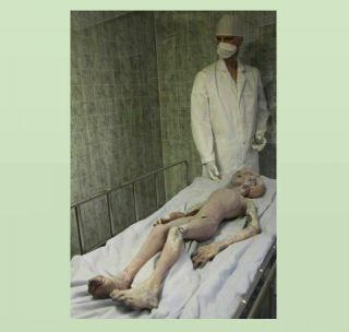 Vintage Creepy Alien Autopsy Photo Scary Weird X - Files Body Area 51 Ufo Roswell