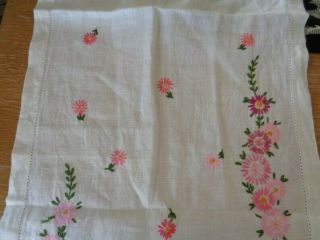 Vintage Hand Embroidered Pink Daisy Dresser Scarf 2